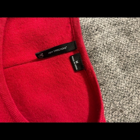 Sz Medium New Directions Red sweater with cut out shoulders - Picture 8 of 8